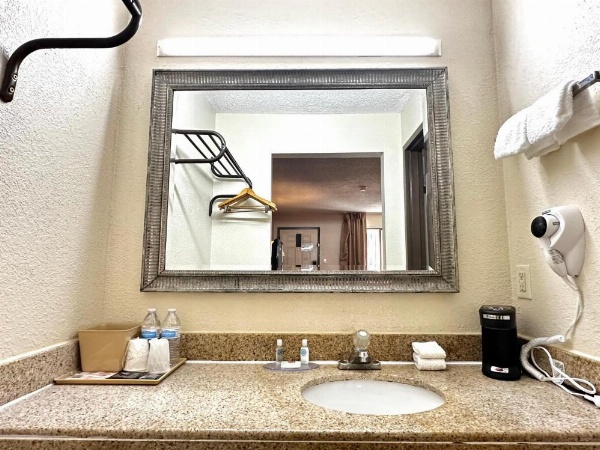 Econo Lodge image 19