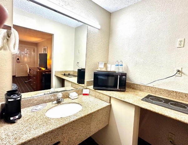 Econo Lodge image 24